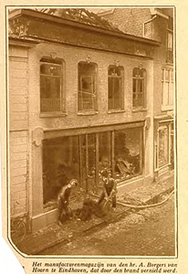2391 Brand bij het manufacturenmagazijn van Adriana Boogers-van Hoorn, op Demer 10: het nablussen, 10-03-1926