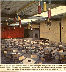 2410 De kantine van Picus Houtindustrie aan de Tongelresestraat, met gekleurde lampen en wanden, 1956
