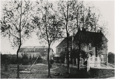 2420 Linnen-, pellen- en damastweverij Olandilla van C. Beukers, Laagstraat 1b, later Willemstraat 67 (na 1921). Rechts ...