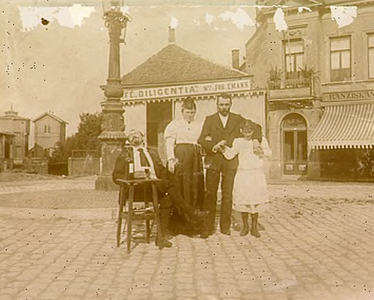 2421 Cafébezoekers voor café Diligentia van weduwe Joh. Emans, 1898