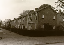 2635 Hoek Deken van Liempdstraat, gezien vanaf de Imkerstraat, met de achterzijde van de panden aan het Petruspark, 04-1989