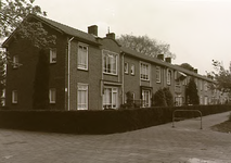 2636 Mgr.Swinkelsstraat, gezien vanaf de Imkerstraat, met de achterzijde van de panden aan het Petruspark, 04-1989