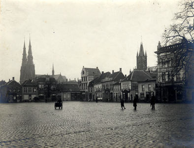2661 Zuid-westhoek van de Markt. Op de achtergrond links de Sint-Catharinakerk en rechts het stadhuis. Van links naar ...
