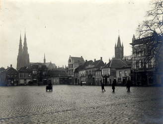 2661 Zuid-westhoek van de Markt. Op de achtergrond links de Sint-Catharinakerk en rechts het stadhuis. Van links naar ...