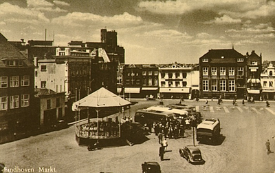 2766 De Markt gezien richting noord-westzijde. Op de voorgrond de kiosk. Op de achtergrond de standplaats voor bussen, 1950
