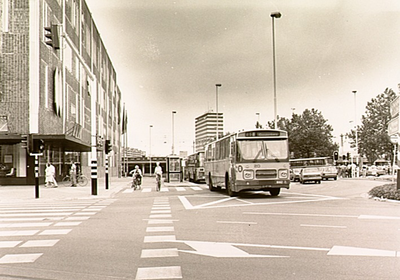 2767 De Vestdijktunnel met links de Bijenkorf aan het 18 Septemberplein; in het midden de 'vrije' busbaan, 29-07-1983