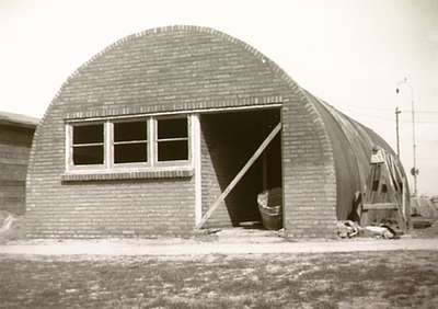2795 De bouw van een loods op vliegveld Welschap, ca. 1948