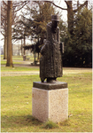 3004 Bronzen beeld 'Keesje het diakenhuismannetje' van Jan Bronner (1881-1972), naar ontwerp voor het in 1962 onthulde ...