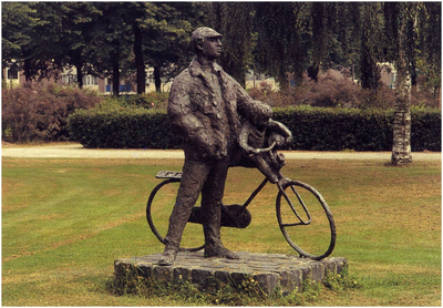 3017 Beeld 'De wielrijder' van Hans Bayens, plantsoen Willem van Kesselstraat-Barrierweg, 1993