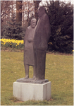 3019 Bronzen beeld 'Onderweg', van Guus Hellegers, in het Stadswandelpark, 1979 [geschenk van de gezamenlijke ...