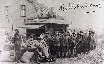 3168 Militairen bij de regeerings dorsmachine voor de graaninzameling bij het gemeentehuis van Strijp, 1917