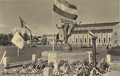 3430 Oorlogsmonument aan het Stadhuisplein, bloemenkransen en de vlaggen van Bayeux, Eindhoven en Nederland ter ...