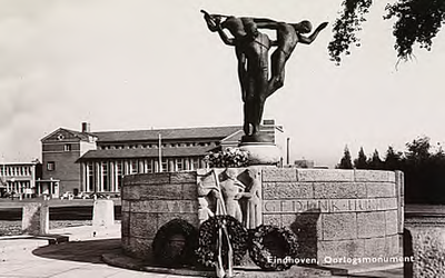 3438 Kransen bij het oorlogsmonument aan het Stadhuisplein, op de achtergrond het stadhuis, 1965