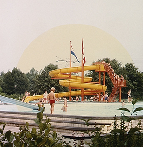 3516 Zwemmende kinderen in het buitenbad met glijbaan van het ir. Ottenbad, ca. 1981