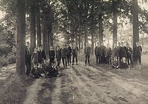 3529 Leerlingen poserend op de oprijlaan van Pensionaat Eikenburg, Aalsterweg. Zesde van links is Johan Norbert Mollen, ...