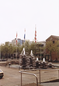 3549 Fontein Stadhuisplein, gezien richting Begijnenhof, 11-05-1994