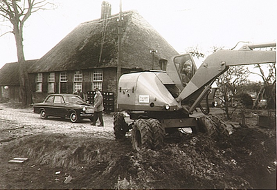 3639 Graafmachine aan het werk voor boerderij 't Zwaantje, 09-1960