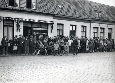 3737 Een lange rij wachtenden voor de Zee- en Riviervischhandel A. Adam & Zn, Aalsterweg 83, tijdens WO II, 1943 - 1944