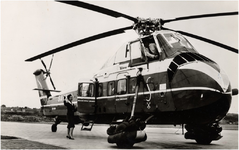 3786 Een helikopter van SABENA met stewardess op Heliport aan de Boutenslaan, ca. 1965