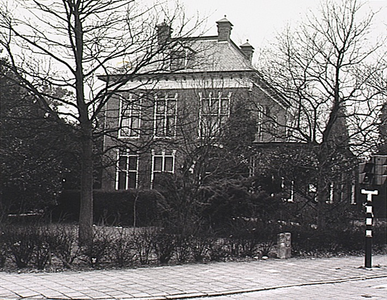 4030 Huisartsenpraktijk F.A.G. Kramer en A.F.J. Meus-Went, Woenselsestraat, hoek Kloosterdreef. Tegenwoordig ...