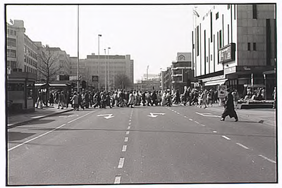 4114 Winkelend publiek : het oversteken van het 18 Septemberplein naar Piazza en Demer, 03-1989