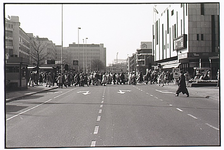 4114 Winkelend publiek : het oversteken van het 18 Septemberplein naar Piazza en Demer, 03-1989