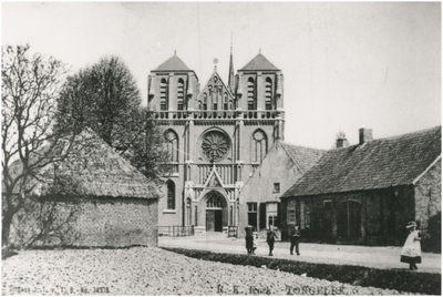 4162 De Tongelresestraat gezien in de richting van de St. Martinuskerk aan 't Hofke, 1897 - 1900