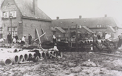 4221 Wegwerkzaamheden aan de Bosboomstraat, aanleg van de riolering, ca. 1925