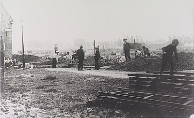 4222 Wegwerkzaamheden aan de Bosboomstraat, aanleg van de riolering, ca. 1925