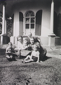 4249 Theehuis Keunen of 't Koepeltje. De vrouw links is Maria C. Spoorenberg-Rutte en haar kinderen v.l.n.r. Jan (geb. ...