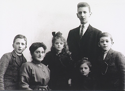 4258 Maria Helena Spoorenberg met haar kinderen.: 1. Antoon Jacques August (Toine); 2. Maria Helena Spoorenberg ...