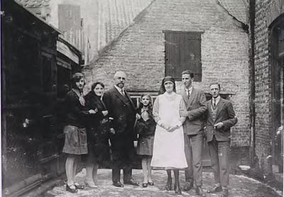 4260 Achter hun huis 'De Leeren Broek' aan de Demer het gezin Spoorenberg: v.l.n.r. Maria H. (Zus, geb. 10.3.1913), ...