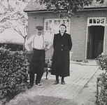 4262 Godefridus (Fried) van Kemenade: boer, met echtgenote Johanna P.L. Koonings voor hun woning aan de Boschdijk, 1943