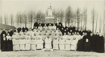 4325 Achelse Kluis groepsfoto communiteit cisterciënsers; vermoedelijk pater Dom Columbanus Tewes (abt 1927-1952). Op ...