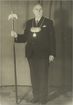 4327 Gilden Frans Peeters als kapitein van de gilde van St. Catharina Valkenswaard (1931-1949), met zilveren borstplaat ...
