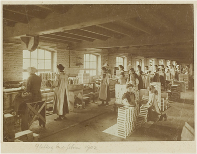 4351 Het productieproces in een sigaretten-fabriek: Pakkerij oud gebouw , 1902