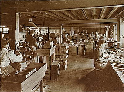 4359 Kistenmakerij in een sigarenfabriek (oud gebouw) , 1905