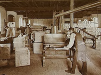 4366 Productieproces in een sigarenfabriek: Blikbewerking, 1905
