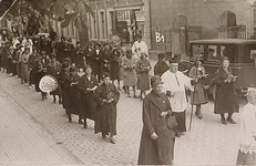 4385 Bedevaart te Kevelaer, pastoor Van Lieshout voorop samen met een groep uit omgeving van Eindhoven , 1932