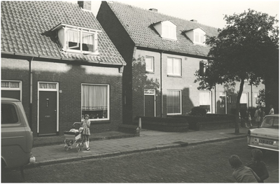 4486 Een straat in de wijk Bennekel met spelende kinderen, vooraan een meisje met kinderwagen, ca. 1968