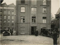 4498 Bezoek Z.E. Mgr Schioppa, pauselijk internuntius, aan de sigarenfabriek van Mignon & de Block, 08-10-1925
