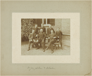 4516 Groepsfoto bij gelegenheid van het 25-jarig jubileum van W.Habraken bij Mignot & de Block, hier met collega's, ...