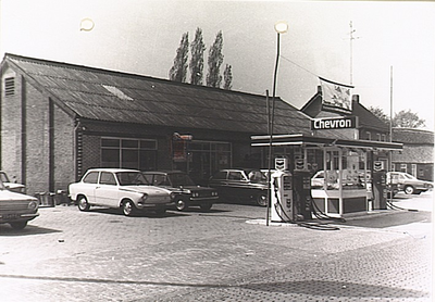 4556 Bezinepomp en geparkeerde auto's voor autobedrijf L.v.d. Akker, ca. 1975