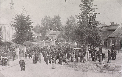 4644 Samengestroomde menigte bij dorpsomroeper. Links de oude St.Martinuskerk, 1910