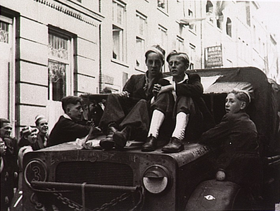 4757 Twee jongens zittend op de motorkap van een militair voertuig, 09-1944