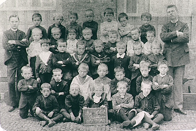4932 Leerlingen van de Bijzondere School Eindhoven. 31. Piet van Ewijk;, 08-1895
