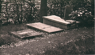 4973 Graven van (1) L.D.E. Duif, (2) mr W.L.J. Spoor, (3) J.F. Leyers en (4) A. Westerhof-de Vries, 05-1938