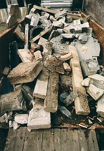 5026 De graven waarvoor geen grafrechten meer worden betaald, worden vernietigd, 1995