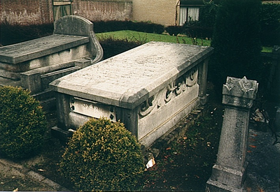 5031 Een van de graven, 1995