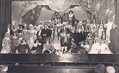 5079 Leden van de Eindhovense Operavereniging in het Rembrandt-Theater (?), met in het midden dhr. L.L. Vrijdag (in ...